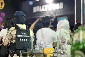 泰国警方突袭娱乐场所，成功解决被迫卖淫的未成年人图片