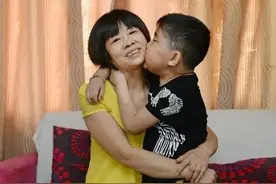 雇主双亡，63岁保姆下跪乞讨，无偿养育其孩子13年，现状如何？图片