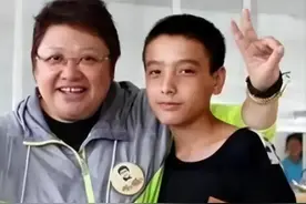 韩红儿子张婕：选秀现场一跪成名，意外揭开韩红“诈捐”真相图片