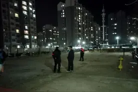 60多岁在小区当保安，除夕夜里万家灯火，对我却是难熬的夜图片
