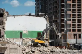 从县城迁回农村户口生活20年，拆迁不按照村民待遇安置补偿合法吗图片