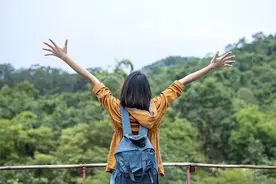 两性交往中，女人默许了你两个动作，一般就是愿意和你暧昧图片