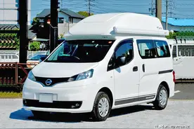 日产NV200双层房车，内部环形座椅会客区，上下两个床位睡4人图片