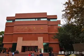 高举红旗前进——读《红岩》图片