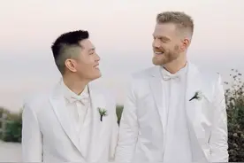 美国男歌手与亚裔男友结婚，举办了同性婚礼！图片
