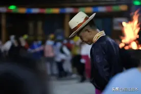 摩梭小伙因魔性甲蹉舞走红，没想到……图片