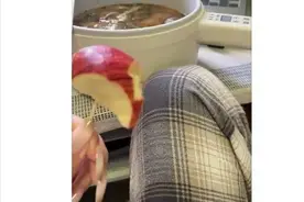 你吃饭时喜欢把腿放在椅子上吗？这不是懒，竟然是气血不足的表现图片