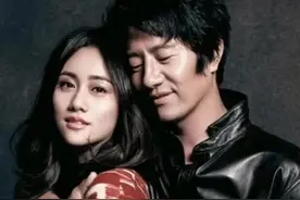 摇滚郑钧，和相伴十八年的妻子离婚后，转身娶了小15岁娇妻图片