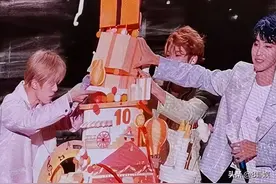 TFBOYS演唱会太抓马！开场跑调三人冷脸，灯牌大混战，蛋糕还倒了图片