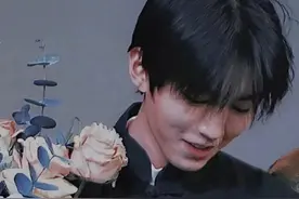 玫瑰与少年，不畏世俗也在追着属于他的光图片