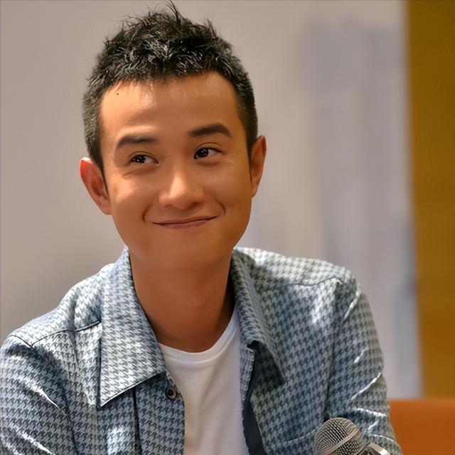 浴缸陪睡、助理手接口水、“跪式服务”，这些明星哪来的优越感？