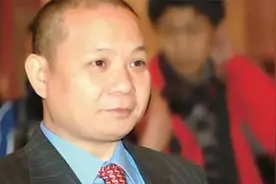 重庆富豪郭家富：花6000万给百名员工买房，破产后却“众筹治病”图片