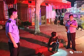 【百日行动】深夜蹲在街头的少女图片