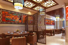 去饭店吃饭，为啥有人要自带酒水？行家解释完才明白，原因太真实图片