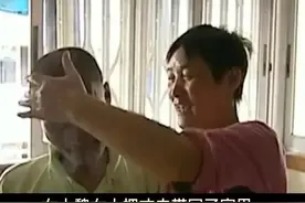 成都大姐为流浪汉送饭，发现他是失踪13年的丈夫，儿子却赶他走图片