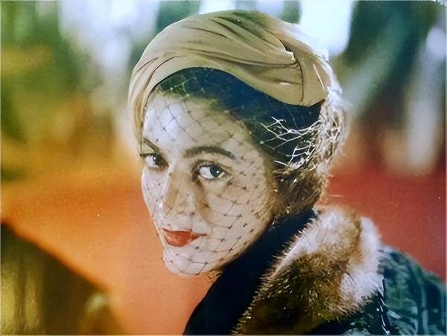 名模卡门:91岁赤身裹白床单,大长腿迷人,自嘲拥有"死亡之吻"