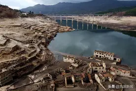 西班牙消失30年的村庄重见天日，30年前因水库蓄水沉入水底图片
