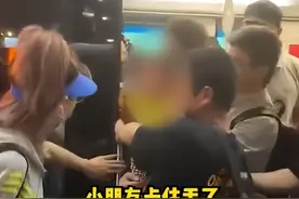 有惊无险！小女孩的手臂夹在了地铁列车门缝里，一分钟后…图片