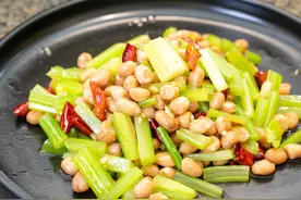 芹菜拌花生正确做法，2个步骤，教你芹菜清脆又入味，太好吃了图片