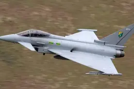 英国：至少需要35个月培训乌飞行员学会驾驶英战斗机图片