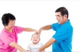退休老师带孙跳手指舞，幼儿园老师直夸聪明伶俐，妈妈们纷纷学习图片