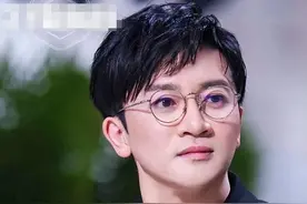 苏有朋发福更加乖巧温顺！穿正装亮相毫无油腻感，反而更年轻帅气图片