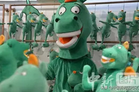 甘肃省博物馆推出真人版“铜奔马毛绒玩偶”图片