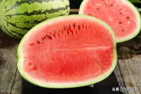 买西瓜别再用手拍，瓜农教你4招，个个包熟，个个包甜，沙瓤汁多图片