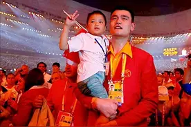 被姚明抱着上奥运的小英雄，曾发誓考上清华，16年后活成了这样图片