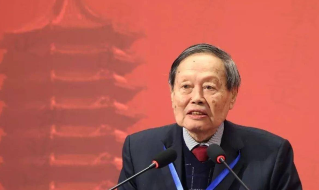 杨振宁曾坦言：我放弃中国国籍后，父亲一直没能宽恕我