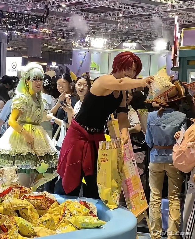 腾讯14款游戏BW抢人，却被韩援Coser抢风头，三天暴涨百万粉