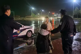 男孩雨中行走5公里“寻亲” 公交驾驶员警察齐助力图片
