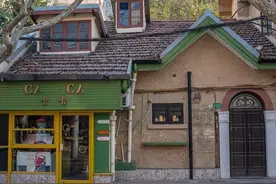 90岁老太坐拥900万资产，儿子突然去世，葬礼上孙女却对老太殴打图片