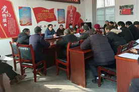 胸前上的党徽——临渭区阳郭镇曹沟村书记曹佰成关心精神残疾患者素描图片