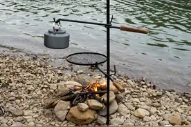 户外新装备，烧烤煮饭烧水一根大钉子足够了图片