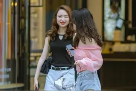 小姐姐身穿淡粉色露肩衬衫搭配淡蓝色牛仔短裤甜美可爱，活力十足图片