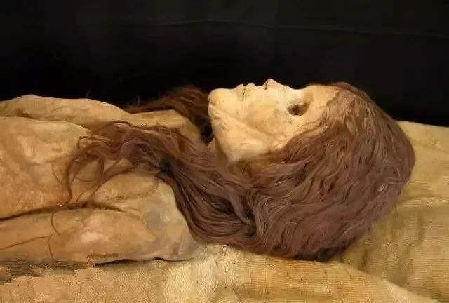 2003年新疆挖出女干尸,骨骼纹路清晰,嘴唇还涂着2700年前的口红