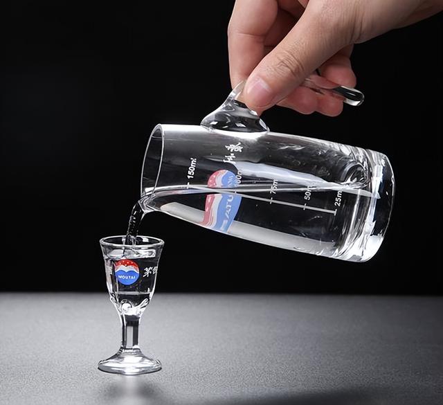 买茅台送的两个酒杯,单是喝酒用?没见识!早点弄懂,免得被笑话