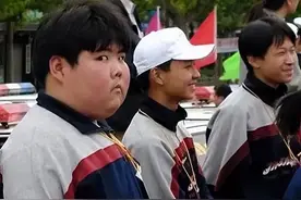 19年前，那个靠着一张照片走红网络的中学生小胖，如今怎么样了？图片