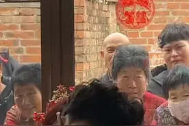 新婚夫妇甜蜜相吻，引窗外大批“吃瓜”群众围观图片