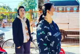 成龙女儿国外近况曝光，穿着寒酸领取救济粮，为养老婆餐馆打工图片