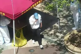 偶遇彭于晏做核酸，亲切与志愿者合照并点赞，还掀起炸带鱼热潮图片