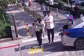带娃妈妈街头晕倒，济南交警先背女子就医再给孩子当了仨小时“保姆”图片