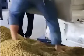 男子分享自家葡萄干制作过程，被发现是大叔光脚踩葡萄干，当事人回应：干净健康，没有添加剂，平时我也吃啊图片
