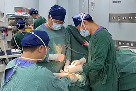 97岁老人股骨粉碎性骨折 市一医院精准麻醉下20分钟手术修复图片
