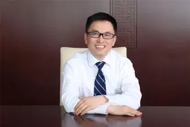 牛！河南张磊：执掌5000亿帝国，替巴菲特管钱，京东腾讯背后金主图片