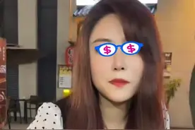 女子搭讪独自喝酒的陌生男子，担心其反悔，竟将两人的脚锁在一起图片