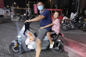 电动车接娃被罚，车主不解：不能载人，为啥要设计后座？已有回复图片