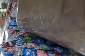 脚踩手捏都会炸！还有臭气！这种三无玩具批发价：7元60个！图片