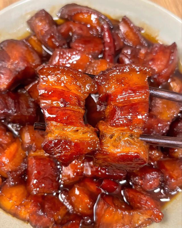 红烧肉这样做,步骤简单又好吃,色泽红润,肥而不腻